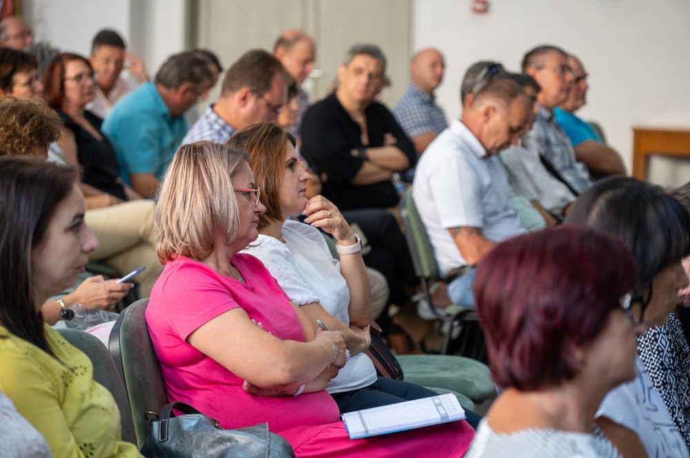 Tizenhárom éves az Iskolatáska Program. Tanfelszerelés és útmutató kisfüzet iskolakezdésre
